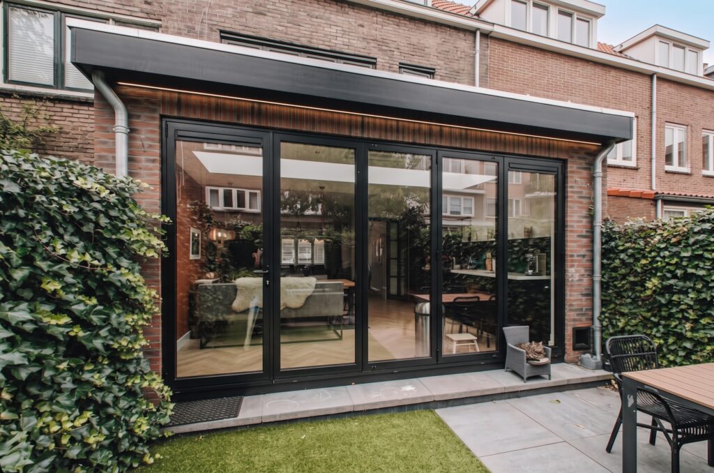 Uitbouw met glazen pui aan de achterkant van een woning