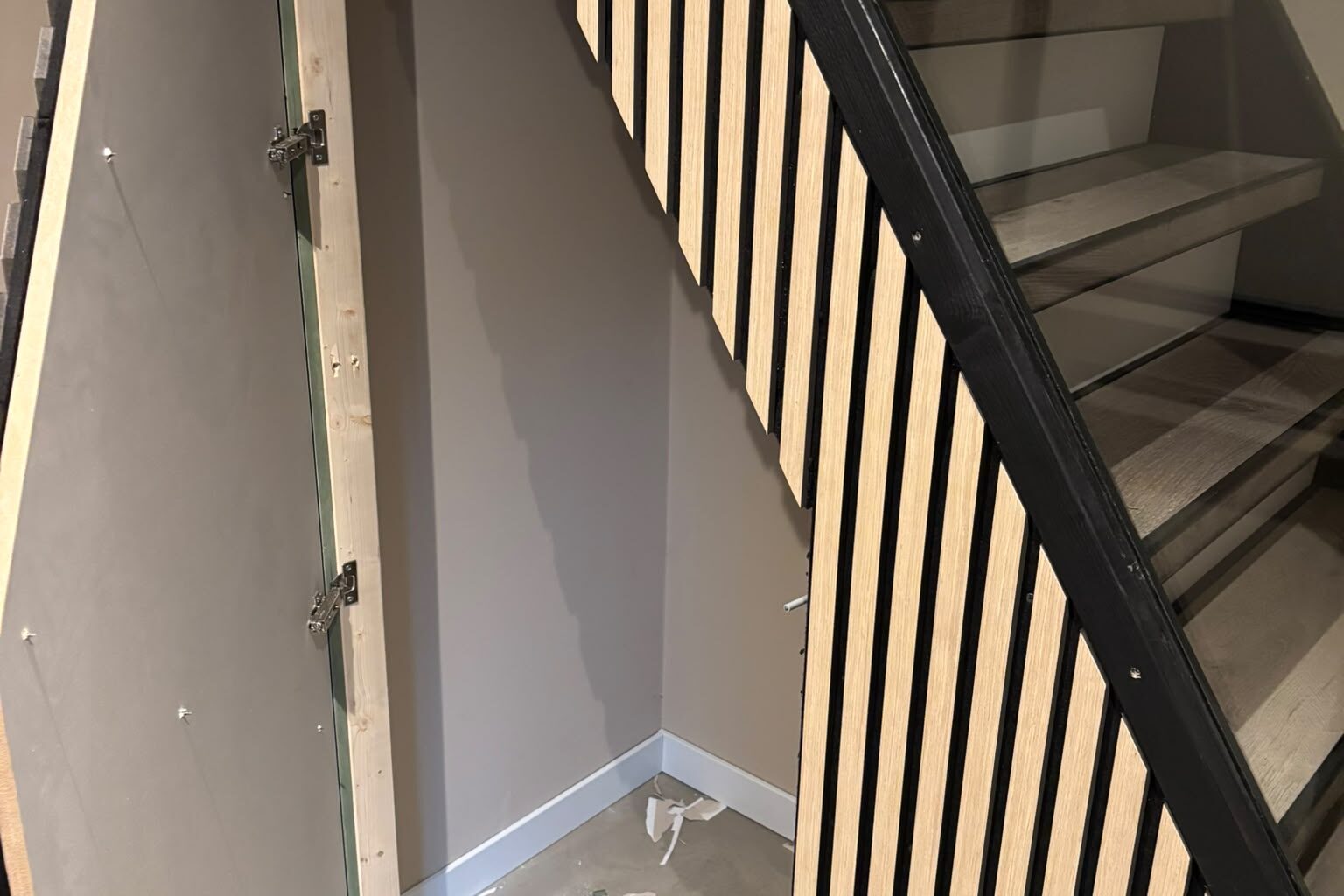 Strak afgewerkte trap en wand
