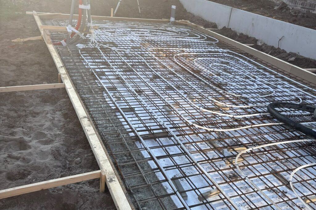 Vloerverwarming op wapening voor de betonvloer