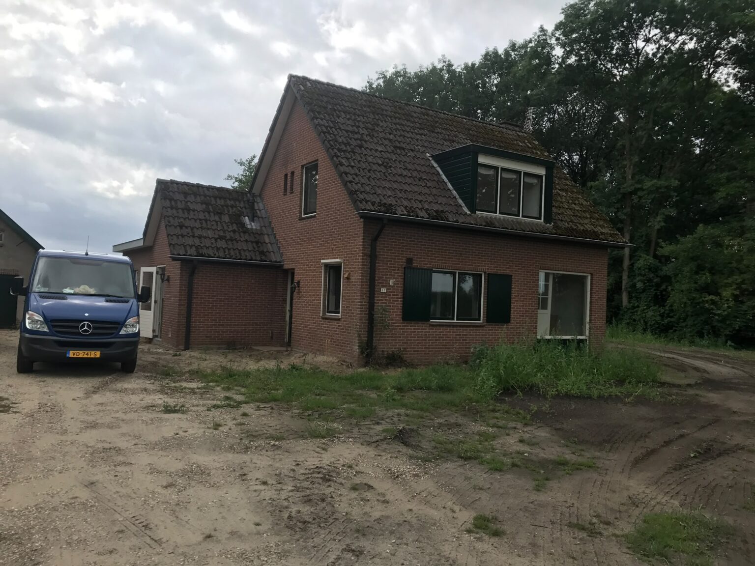 Woning in De Glind voor de verbouwing, met rode baksteen en een oud pannendak