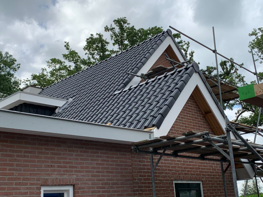 Nieuwe dakpannen op een gerenoveerd dak