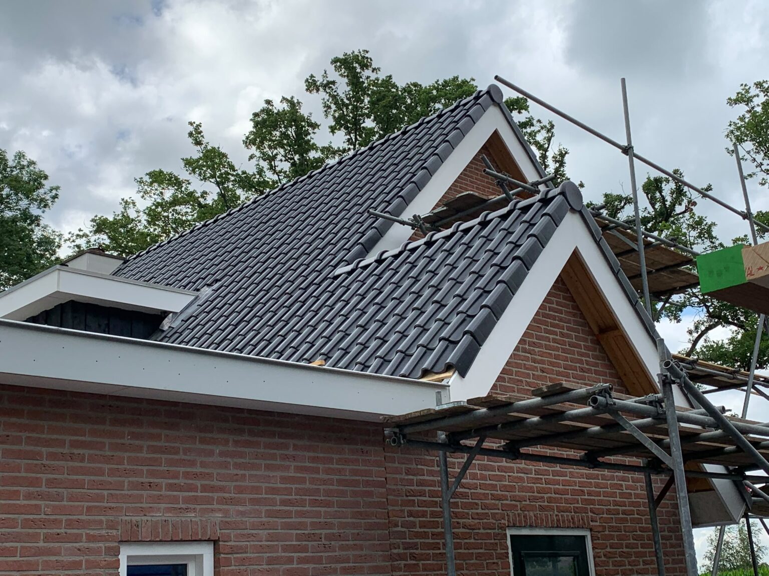 Nieuwe dakpannen op een gerenoveerd dak