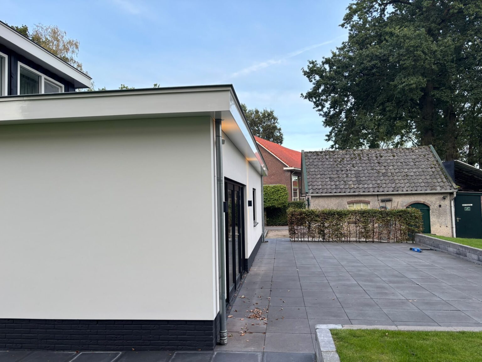 Aanbouw met plat dak en terras bij een verbouwde woning in De Glind