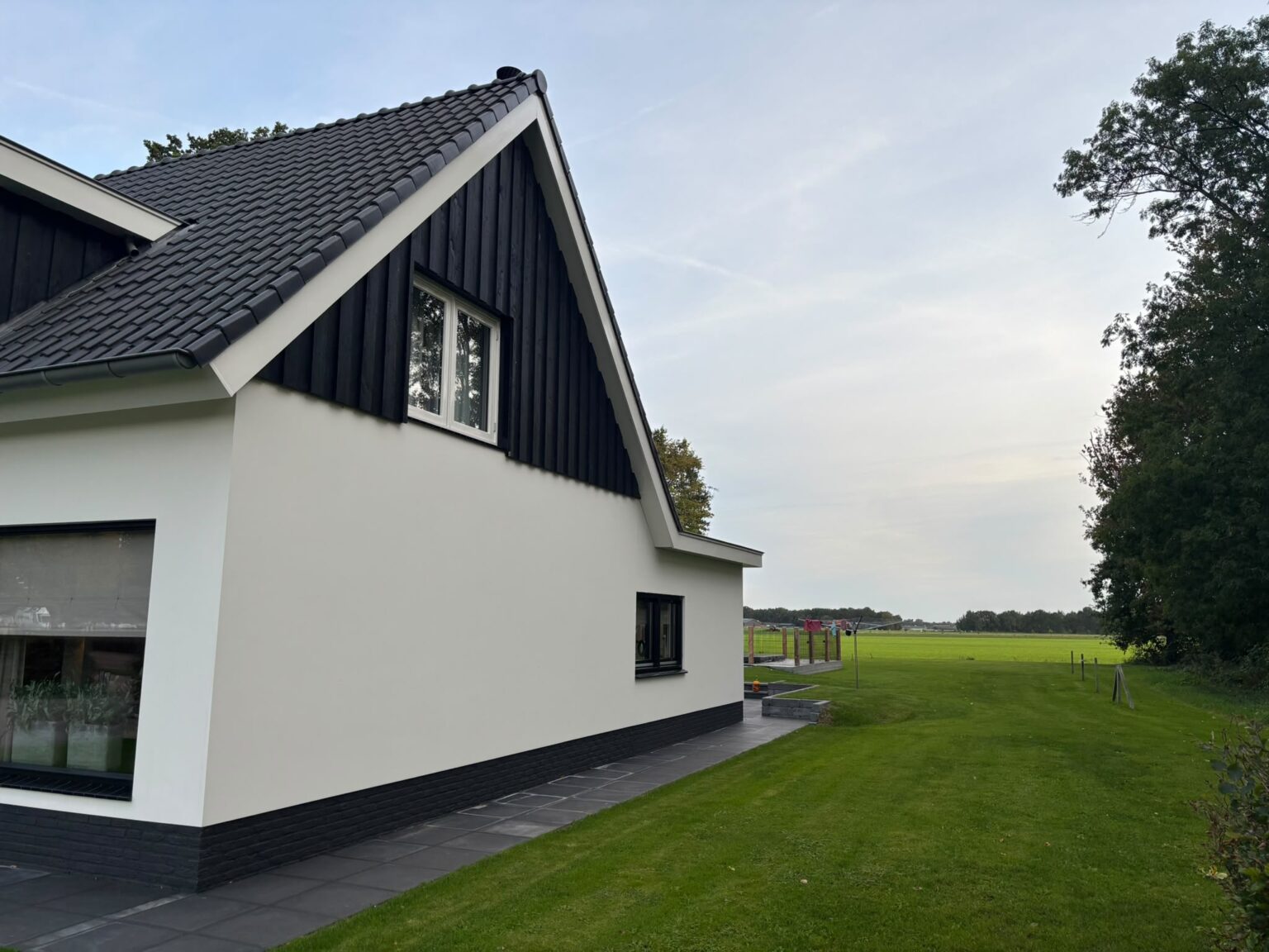 Strak geschilderde gevel met donkere houten delen