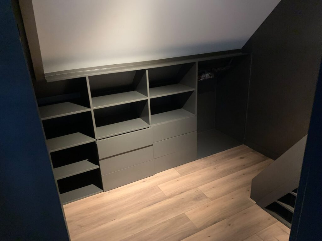 Zolder met maatwerk kasten en houten vloer