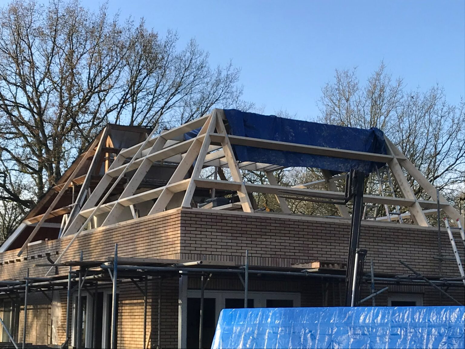 Nieuwe houten kap op bestaand metselwerk