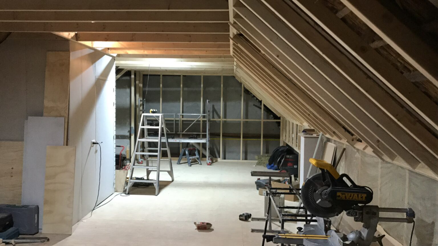 Zolder tijdens de verbouwing met nieuw regelwerk en vloer