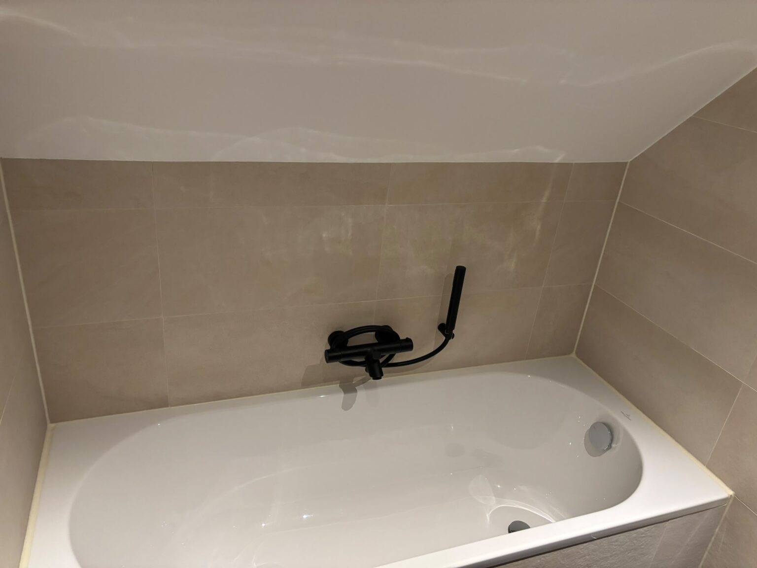 Bad met zwarte thermostaatkraan en handdouche