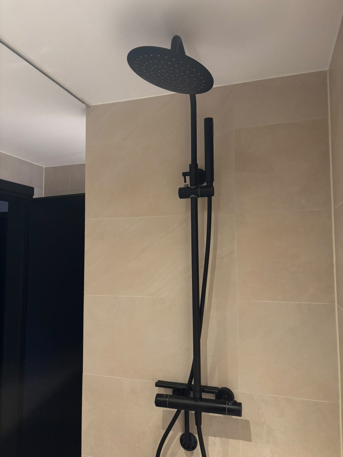 Zwarte regendouche met thermostaat en handdouche