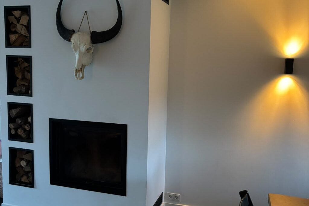 Inbouwhaard met wandverlichting en spots