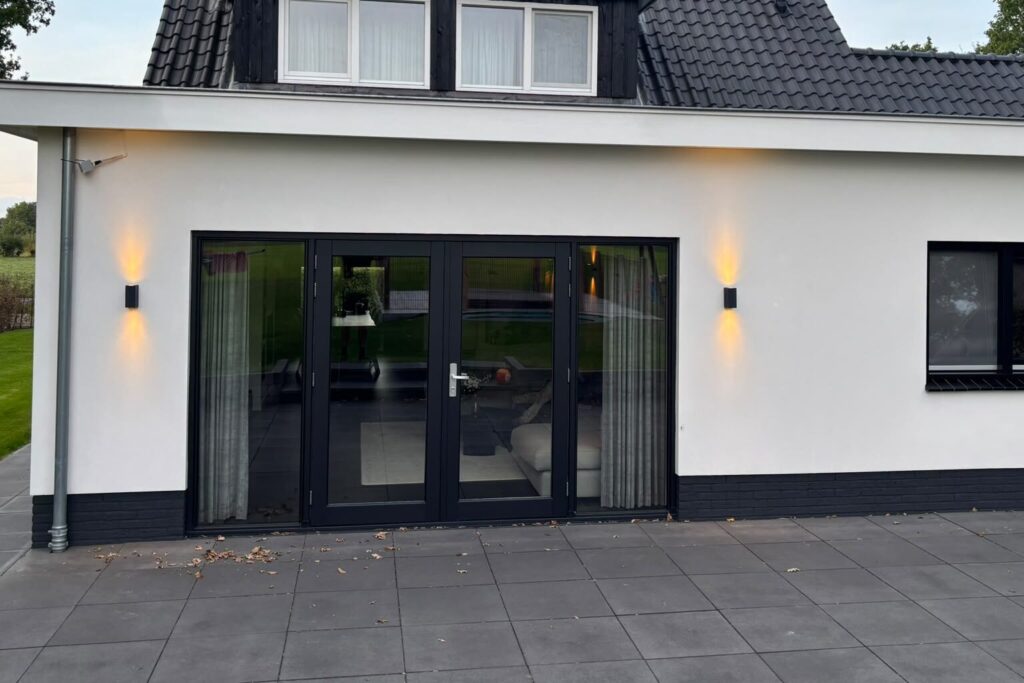 Openslaande tuindeuren met glas en wandverlichting